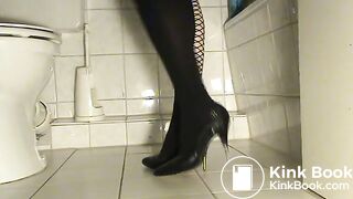 Scat_in_black_Pumps