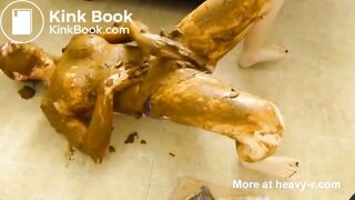 Heisse Sau sammelt Scheisse in Tüten