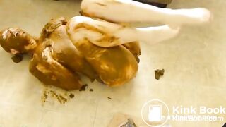 Heisse Sau sammelt Scheisse in Tüten