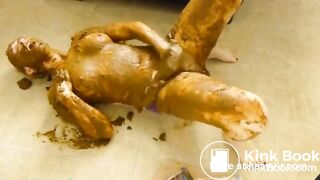 Heisse Sau sammelt Scheisse in Tüten