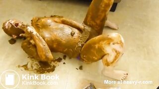 Heisse Sau sammelt Scheisse in Tüten