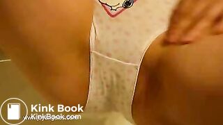 Laila kackt ins Höschen