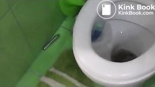 girl poops in potty