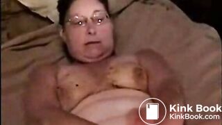 MILF plays with her shitty pussy