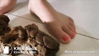 Girl Shits Standing up