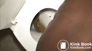 AmazingGirlsPooping (1)