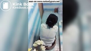 pooping-with-smartphone