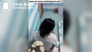 pooping-with-smartphone