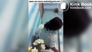 pooping-with-smartphone