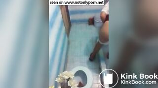 pooping-with-smartphone