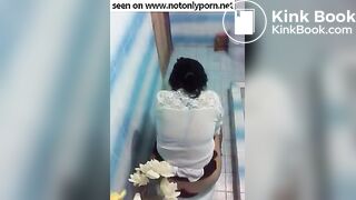 pooping-with-smartphone