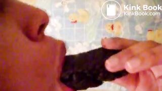 geiles junges Mädchen leckt, saugt und beißt an ihrer Scheiße