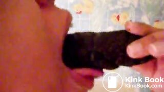 geiles junges Mädchen leckt, saugt und beißt an ihrer Scheiße