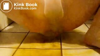 Laila kackt sich in die Strumpfhose