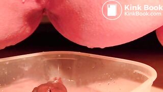 Jenicha étale du caca sur ses seins