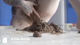 Girl Smears And Eats Her Shit