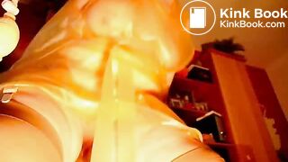 Emergenzy avec une robe en caoutchouc