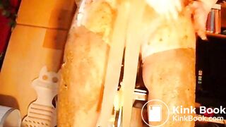 Emergenzy avec une robe en caoutchouc