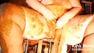 Emergenzy avec une robe en caoutchouc