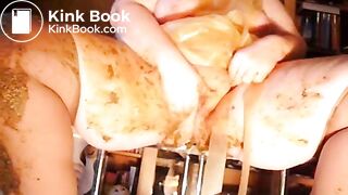 Emergenzy avec une robe en caoutchouc