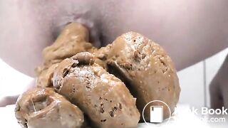 Amateur Babe Pooping #26