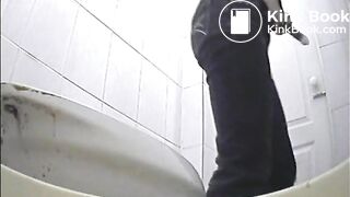 Lady doesn't wipe her ass!