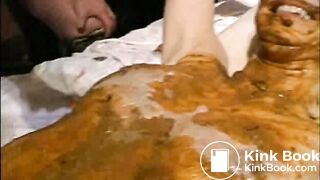 Junge  Sklavin angeschissen von Herrin