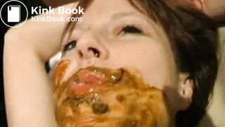 Junge  Sklavin angeschissen von Herrin