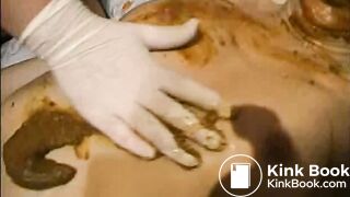 Junge  Sklavin angeschissen von Herrin