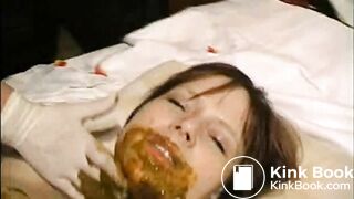 Junge  Sklavin angeschissen von Herrin