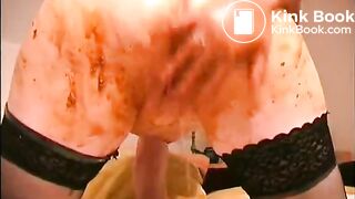 Masturbiert mit ihrer Scheieavi