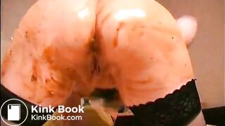 Masturbiert mit ihrer Scheieavi