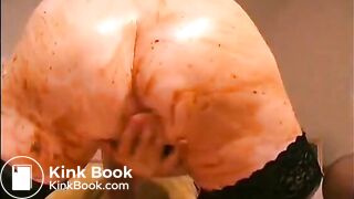 Masturbiert mit ihrer Scheieavi