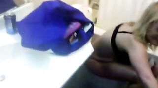 funny_hot_blonde_gf_pooping