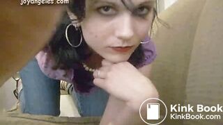 petite cochonne qui aime la merde