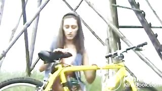 bicycle_girl_poopingavi