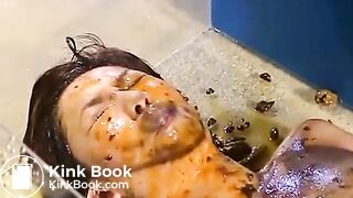 美女の顔にウンコを連続ぶっかけ - Scat