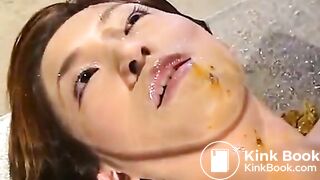 美女の顔にウンコを連続ぶっかけ - Scat