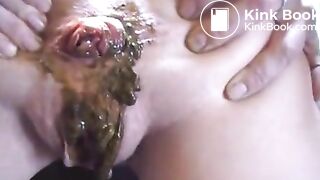Women in Scat - playing with her asshole full of shit mp4