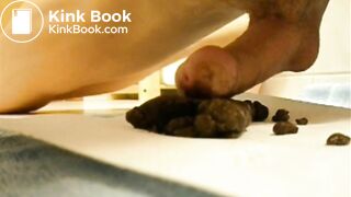 J'attrape un joli caca parfumé et je me fais jouir dessus en frottant mon sexe