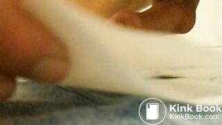 J'attrape un joli caca parfumé et je me fais jouir dessus en frottant mon sexe