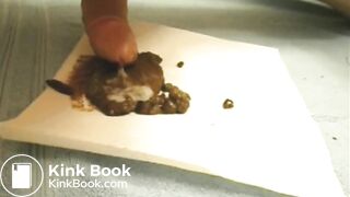 J'attrape un joli caca parfumé et je me fais jouir dessus en frottant mon sexe