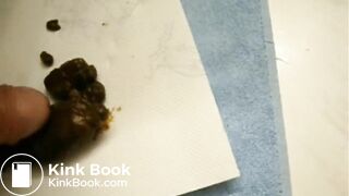 J'attrape un joli caca parfumé et je me fais jouir dessus en frottant mon sexe