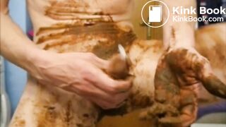 Je me chie dans la main, je renifle, je lèche, j'étale partout et j'éjacule