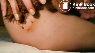 Le cul bien dégueulasse, je joue avec mon caca et mon zizi, je jouis