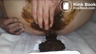 Je défèque, je joue avec mon zizi dans mes excréments, j'éjacule dedans