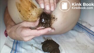 Copieuse décharge fécale que j'étale sur mes fesses, masturabtion et jouissance scato