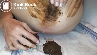 Copieuse décharge fécale que j'étale sur mes fesses, masturabtion et jouissance scato