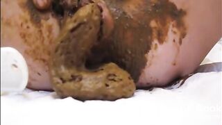 Mature lady masturbating with brush and shitting