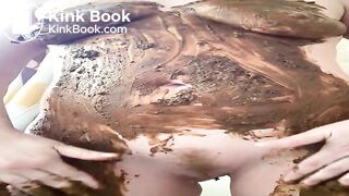 Hot mature slut smears her tasty shit all over her body
